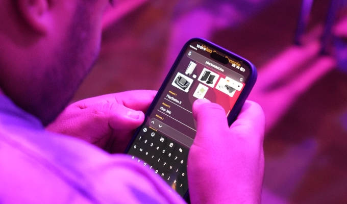 A picture round on the phone — the whole team plays along