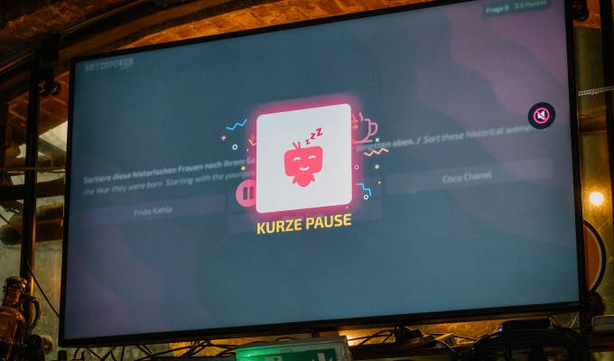 Short break between rounds — the quiz screen in the pub